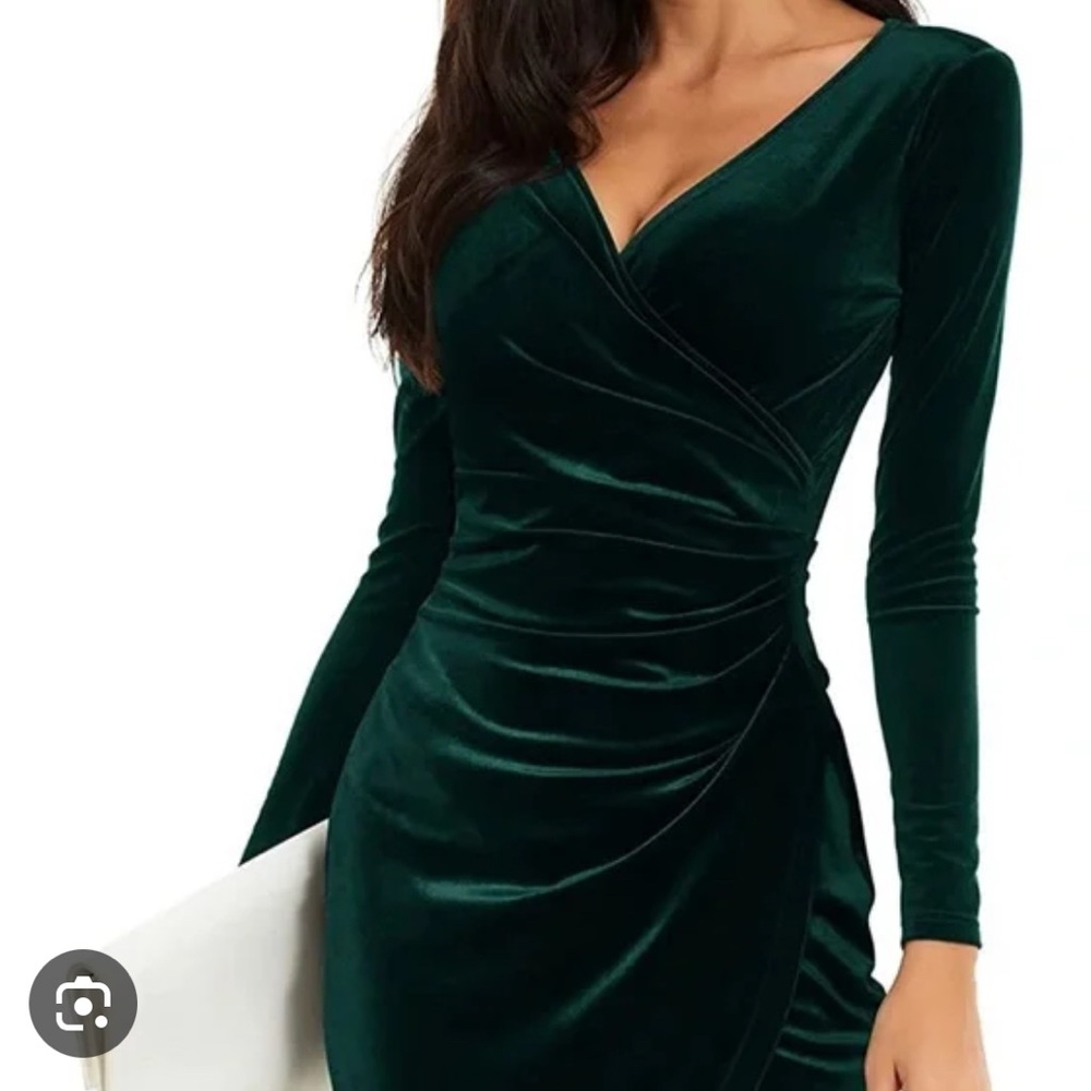 Emerald green velvet SHEIN dress in medium with new with tags